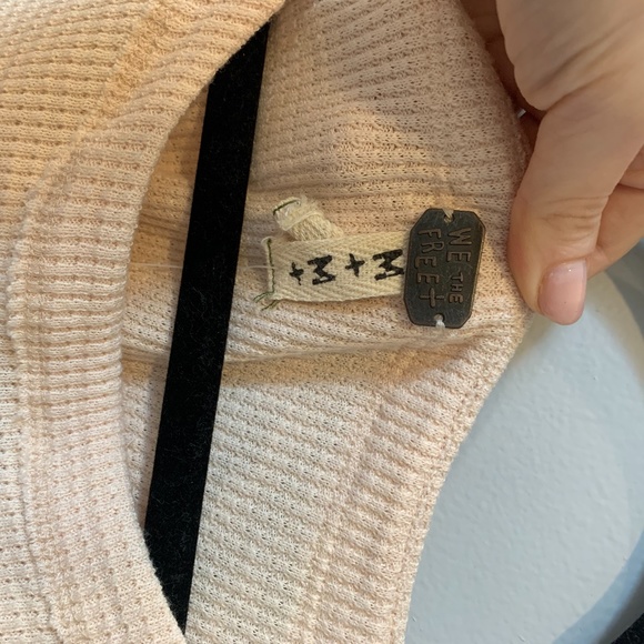 BRAND NEW FREE PEOPLE DETAILED SLEEVE TOP - Picture 4 of 4